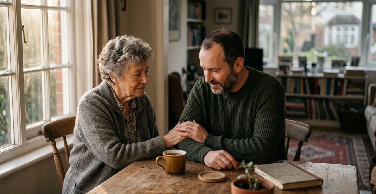 Deux générations d'une même famille assises ensemble dans un salon lumineux, symbolisant la transmission sereine d'un patrimoine