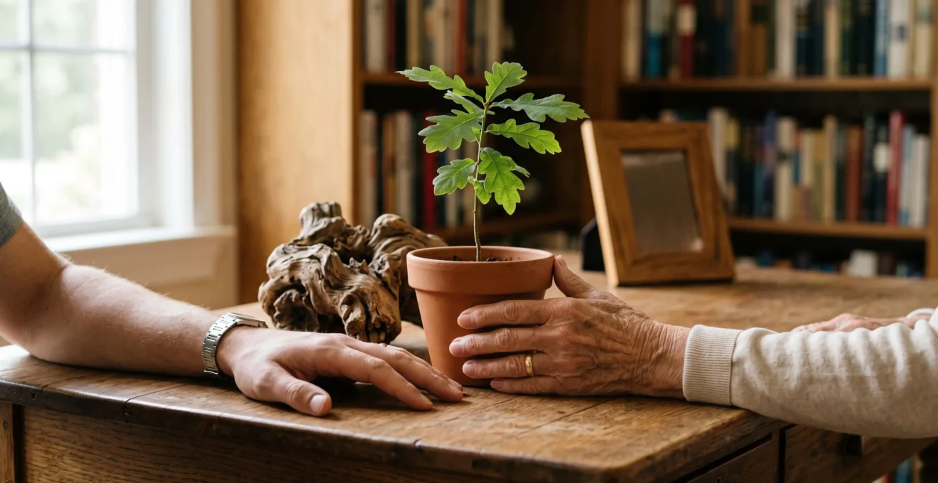 Deux mains de générations différentes posées sur un bureau en bois clair, symbolisant la transmission progressive d'un patrimoine familial